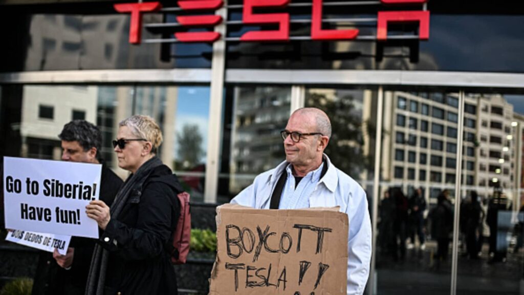 Tesla stocks plummeted 15%, suffering a sharp decline in five