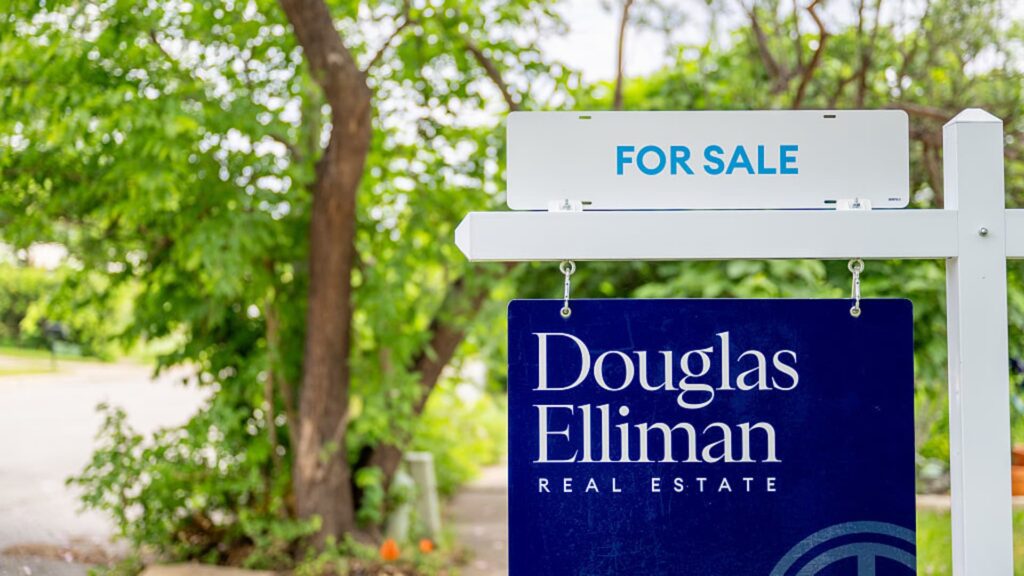 Despite prolonged economic uncertainty, weekly mortgage demand suddenly surges