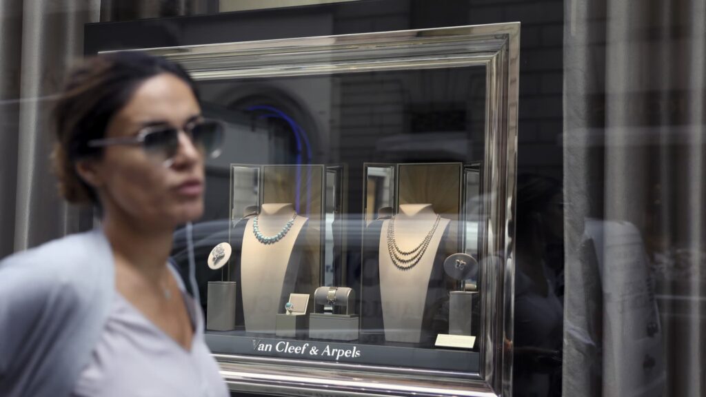 Wealthy shoppers spend on jewelry only if it's the right