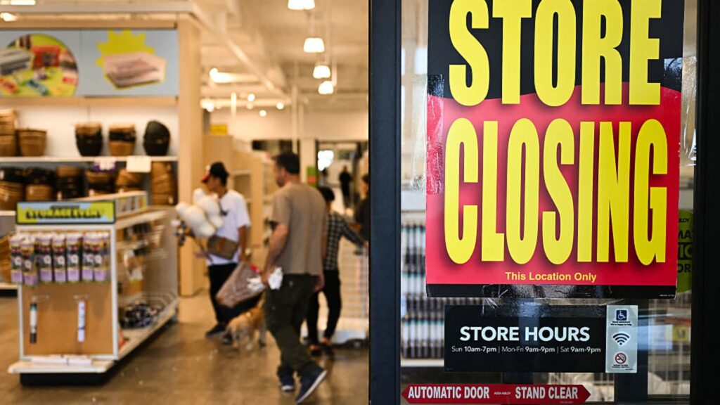 Fed 'beige book' economic report cites declining growth, rising prices