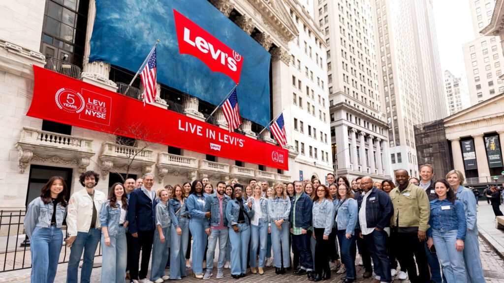 The biggest moves of stock localities: coin, levi, amc