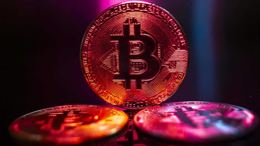 Bitcoin sinks to $115,000 after reaching the latest record as