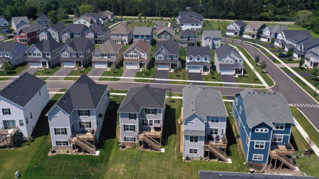 As interest rates rise three weeks, demand for mortgage refinancing