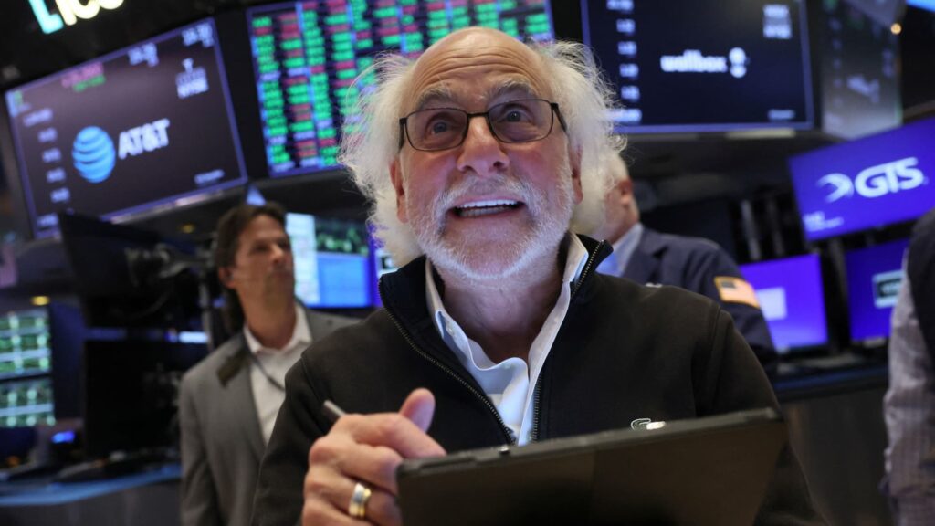 Incredible support for the stock market by individual traders continues