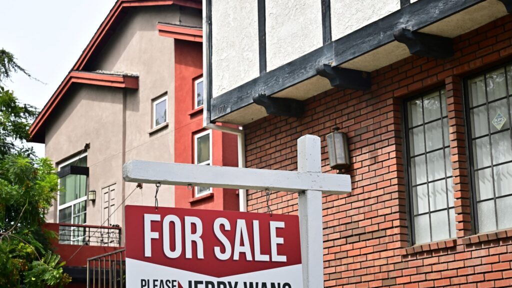 Mortgage rates fall to their lowest levels in more than a year, with refinances rising 111% annually Mortgage rates fall to their lowest levels in more than