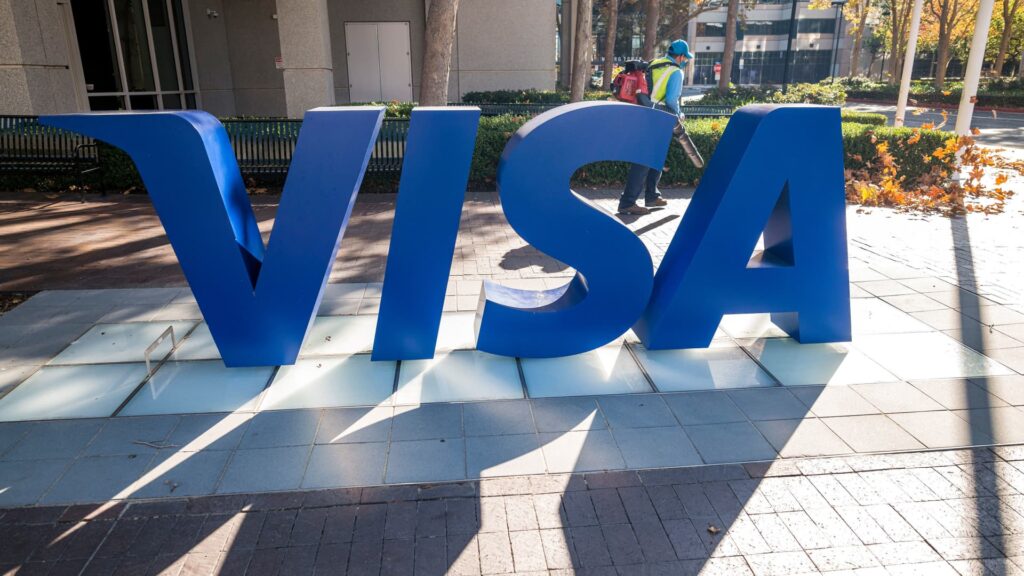 Stocks whose prices fluctuate significantly after hours: V, STX, CZR, MDLZ Stocks whose prices fluctuate significantly after hours: v, stx, czr,